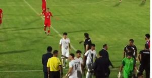 खेलाडीलाई लगाए 'वाकआउट'